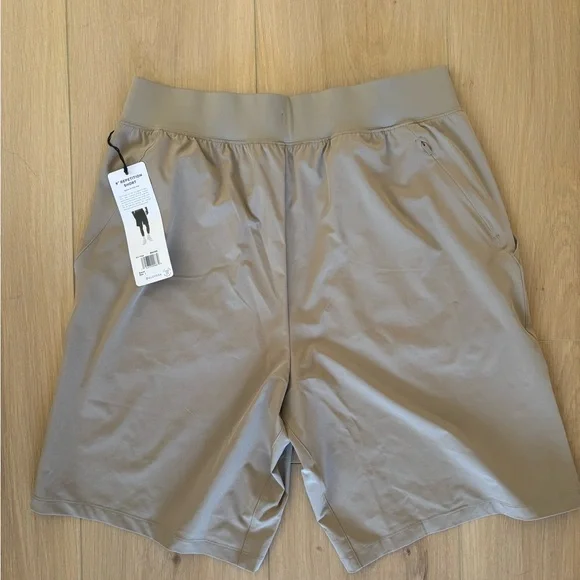 ALO Yoga Men's 9” Repetition Short in Gravel - Picture 5 of 6